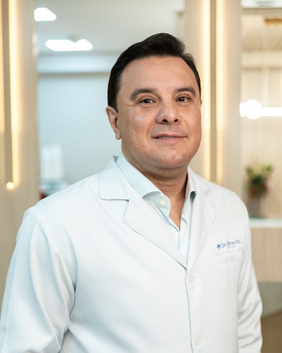 Dr. Marcos Dib, ginecologista, no consultório da Clínica Mabella